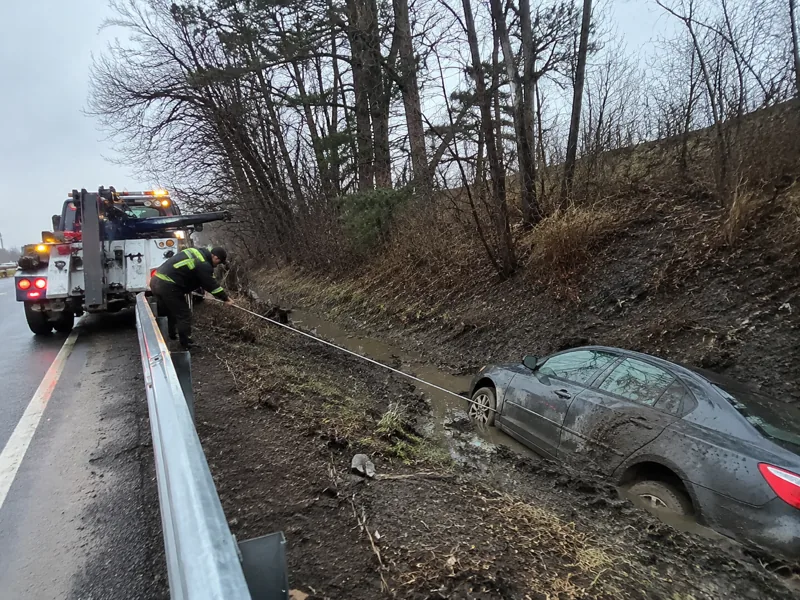 Winch out recovery tow truck in Newark